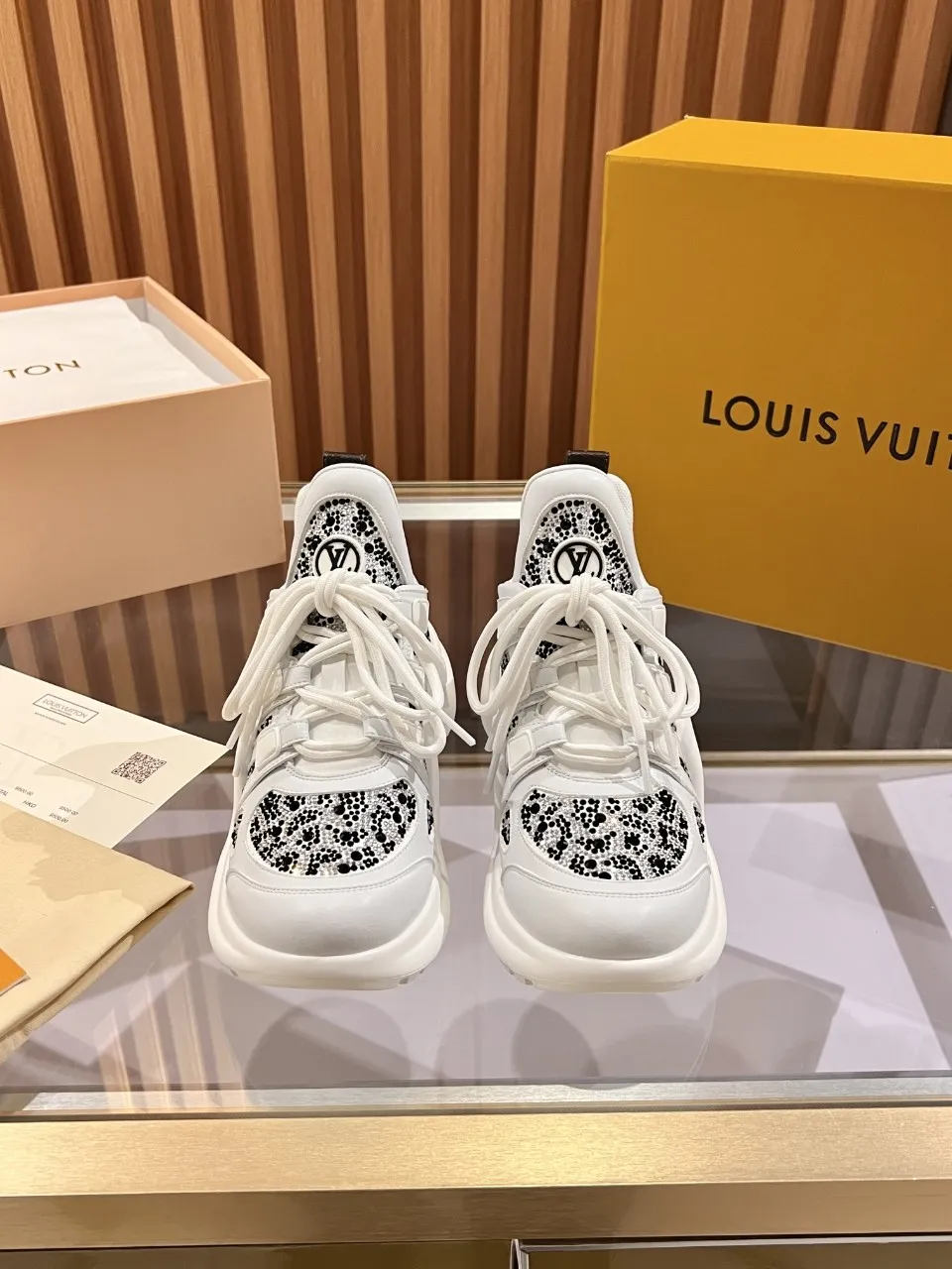 👟👟Ex-factory price 800👟👟 2025 new LV fancy black and white diamond model, high-end and elegant, showing long legs, casual sports dad shoes with heel height of about 5.5cm, 35-41